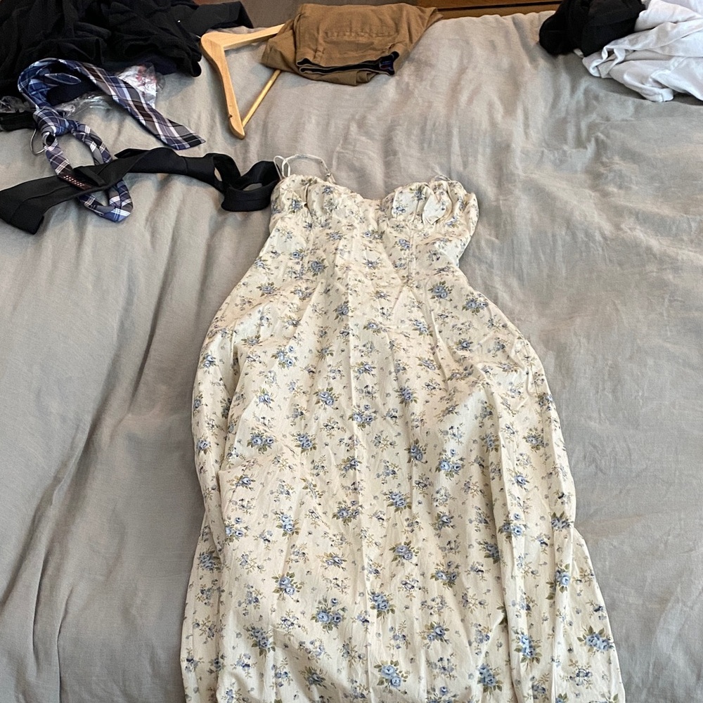 Petal & Pup Cream Strapless Dress with Blue Floral Print
NWOT ✨